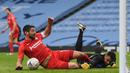Striker Birmingham City, Lukas Jutkiewicz (kiri) berduel dengan kiper Manchester City, Zack Steffen dalam laga babak ke-3 Piala FA 2020/21 di Etihad Stadium, Minggu (10/1/2021). Birmingham City kalah 0-3 dari Manchester City. (AFP/Oli Scarff/Pool)