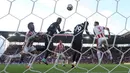 Proses terjadinya gol oleh Striker Manchester United, Marcus Rashford, ke gawang Stoke City pada laga Premier League di Stadion bet365, Sabtu (9/9/2017). Manchester United bermain imbang 2-2 dengan Stoke City.(AP/Nick Potts)