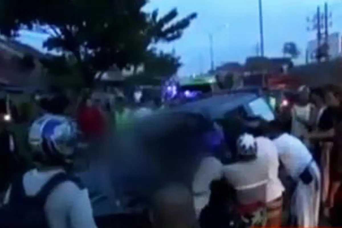 Minibus Tabrak Bus hingga TNI Menanam Terumbu Karang