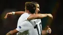 Pemain Juventus, Cristiano Ronaldo, merayakan gol yang dicetak Paulo Dybala ke gawang Manchester United pada laga Liga Champions di Stadion Old Trafford, Manchester, Selasa (23/10). MU kalah 0-1 dari Juventus. (AFP/Oli Scarff)