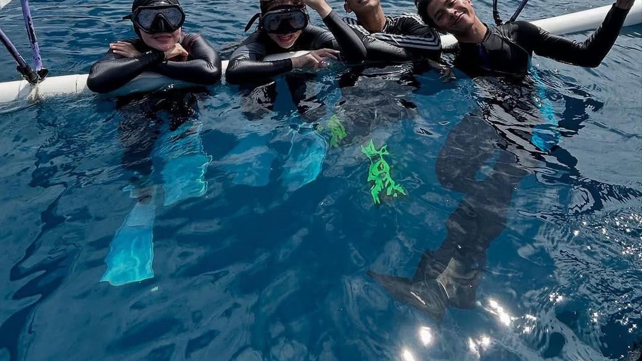 Potret Tiara Andini Berenang Bareng 2 Hiu Paus di Gorontalo