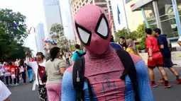 Seorang dengan kostum Spiderman saat difoto pada acara amal di CFD Jalan MH Thamrin, Jakarta, Minggu (6/8). Kegiatan tersebut untuk membantu anak-anak Panti Asuhan Muslimin Jaya. (Liputan6.com/Fery Pradolo)