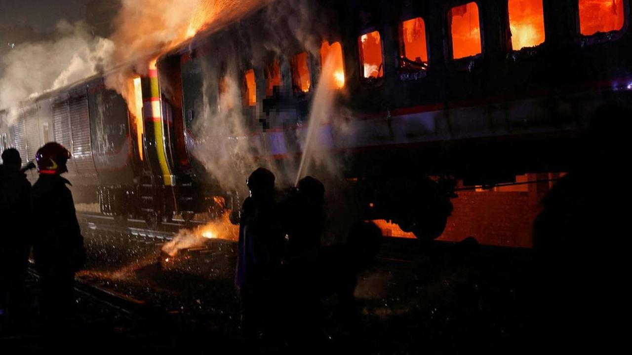 Insiden kebakaran dahsyat menimpa sebuah kereta penuh penumpang di&nbsp;Dhaka, Bangladesh, pada Jumat (5/1/2024) malam waktu setempat. Kepolisian mencurigai kereta tersebut sengaja dibakar orang dalam serangan menjelang Pemilu.