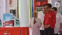 Presiden Joko Widodo (kanan) mendengarkan keterangan Dirut Pertamina Nicke Widyawati saat meresmikan Implementasi Program Biodiesel 30 persen (B30) di SPBU MT Haryono, Jakarta, Senin (23/12/2019). Jokowi menargetkan implementasi program B40 pada 2020 dan B50 pada 2021. (Liputan6.com/Angga Yuniar)