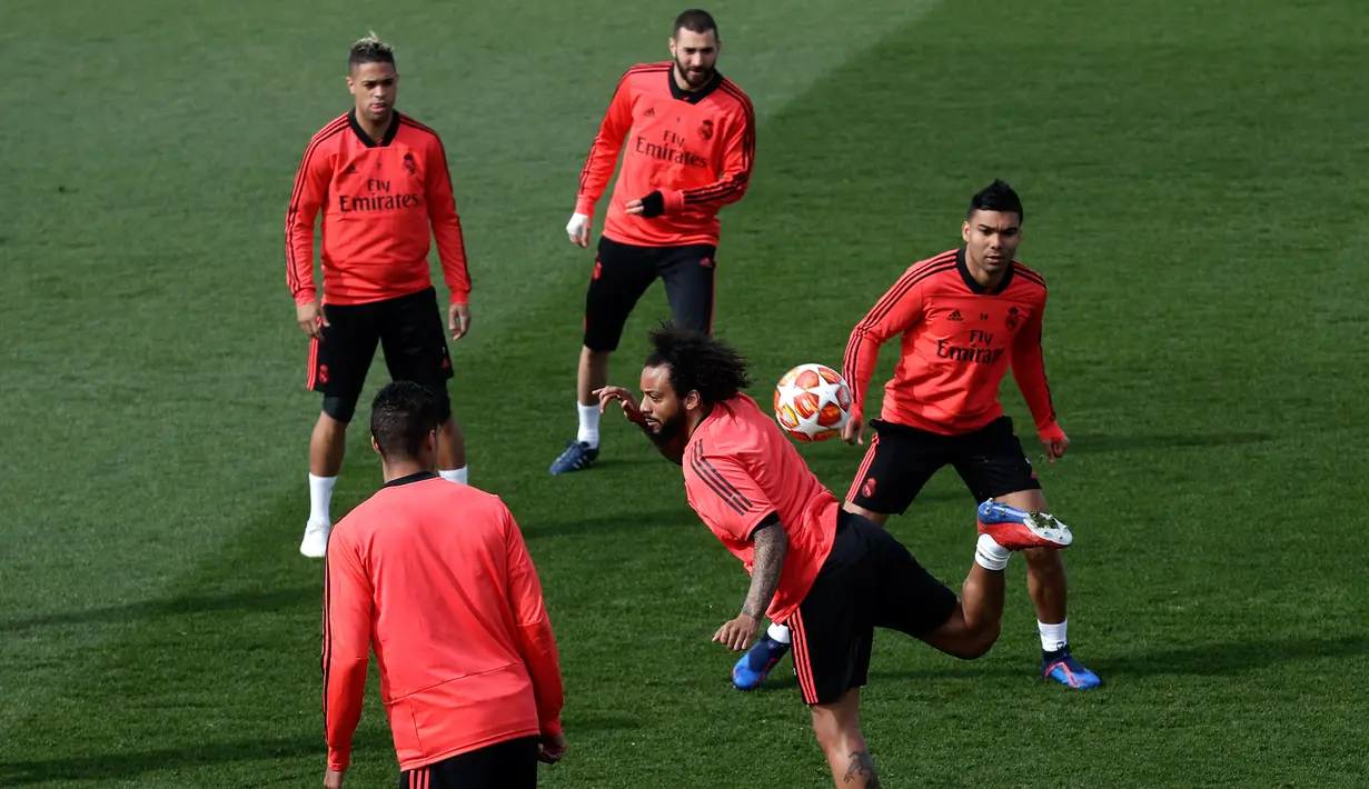 Pemain Real Madrid Marcelo (kanan) mengontrol bola saat berlatih bersama rekan-rekannya di kompleks latihan Valdebebas, Madrid, Spanyol, Senin (4/3). Real Madrid sudah unggul agregat 2-1 atas Ajax Amsterdam. (AP Photo/Manu Fernandez)