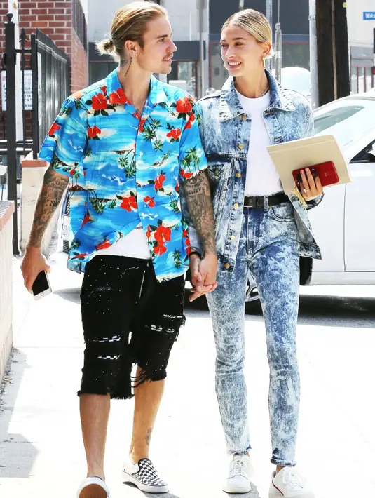 Justin Bieber nampaknya nyaman menggunakan gaya 90an nih. Justin kembali dengan kemeja Hawaii dan Hailey enggunakan celana dan jacket dari Victoria Beckham. (Mega/USWeekly)