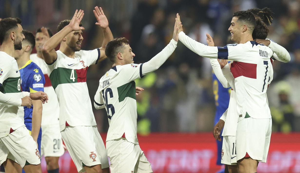 Dua kartu as Timnas Portugal, Cristiano Ronaldo dan Bruno Fernandes kompak cetak gol saat melumat tuan rumah Bosnia Herzegovina 5-0 pada laga lanjutan Grup J Kualifikasi Euro 2024 di Stadion Bellino Polje, Selasa (17/10/2023) dini hari WIB. CR-7 mencetak brace dalam parade gol yang seluruhnya tercipta di babak pertama, sementara Bruno Fernandes masing-masing mencetak satu gol bersama dua rekannya, Joao Cancelo dan Joao Felix. Dengan hasil ini, Timnas Portugal yang telah dipastikan lolos ke putaran final Euro 2024, makin kukuh di puncak klasemen dengan nilai sempurna 24 dari 8 laga yang telah dimainkan. Sementara Timnas Bosnia yang menempati posisi kelima dari 6 peserta di Grup J dipastikan gagal ke putaran final setelah baru mengemas 9 poin dari 8 laga meski masih menyisakan dua laga lagi. (AP Photo/Armin Durgut)