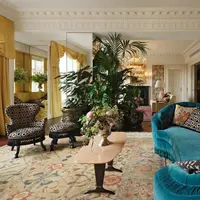 Di akhir tahun 1800an, Guccio Gucci remaja dapat pekerjaan sebagai pelayan di hotel mewah London, Savoy. Di sinilah ia mengangkat barang-barang orang kaya, mengembangkan rasanya untuk apa yang diinginkan orang kaya, hingga pada tahun 1921, ia membuat brandnya sendiri di Florence. Foto: Document.