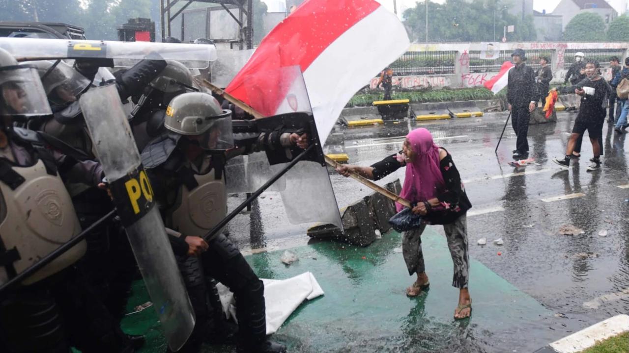 Foto Perlawanan Emak di Demo DPR Arie Basuki Raih Anugerah Jurnalistik Adinegoro 2025