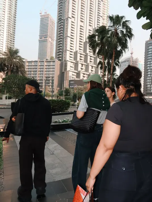 Lengkapi busana kasual sporty-nya, Luna Maya jinjing totebag anyaman hitam yang serasi [@lunamaya]