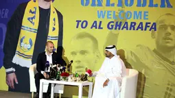 Pemain internasional Belanda, Wesley Sneijder saat diperkenalkan sebagai pemain baru klub Qatar, Al Gharafa, di Doha, Senin (8/1). Al Gharafa dikenal sebagai salah satu klub yang memiliki pengembangan pemain muda terbaik di Qatar. (STRINGER/AFP)