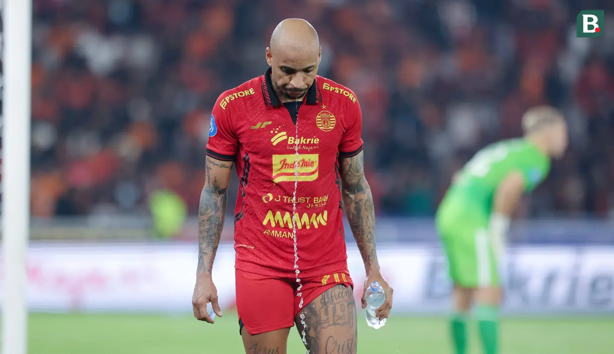 Pemain Persija Jakarta, Gustavo Almeida, tertunduk lesu setelah bermain imbang melawan Dewa United pada laga pekan kelima BRI Liga 1 2024/2025 di Stadion Utama Gelora Bung Karno, Jakarta, Senin (16/9/2024). (Bola.com/M Iqbal Ichsan)