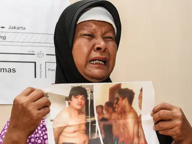 Ibunda korban salah tangkap, Nani menunjukan foto korban salah tangkap bernama didit saat konferensi pers di Gedung LBH, Jakarta, (3/1). Keluarga korban meminta kepada pihak Kepolisian untuk membebaskan terdakwa Didit. (Liputan6.com/Faizal Fanani)
