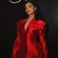 Eva tampil memukau sekaligus memancarkan aura seorang powerful lady in red yang berani, berkarakter, dan penuh percaya diri. [@evecelia].