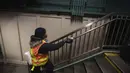 Pekerja Otoritas Transportasi Metropolitan S. Williams membersihkan tiang di stasiun kereta bawah tanah Avenue X, Selasa (3/3/2020). Mewabahnya penyebaran virus corona di New York membuat ruang publik seperti stasiun kereta melakukan pembersihan guna mencegah penyebaran virus. (AP Photo/Kevin Hagen)