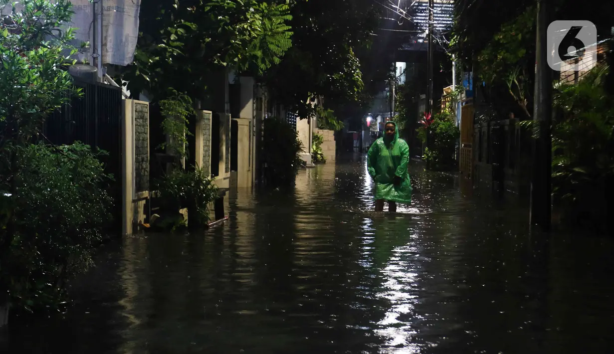 Warga sedang berjalan di tengah banjir yang melanda Jalan Bangka, Jakarta, Rabu (4/1/2023). Hujan deras yang terjadi pada Rabu sore membuat Kali Mampang meluap hingga menyebabkan banjir di kawasan tersebut dengan ketinggian bervariasi mulai dari 40 hingga 60 cm. (Liputan6.com/Herman Zakharia)