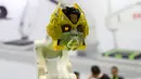 Lengan robot dengan topeng Transformers terlihat selama China International Robot Show di Shanghai (10/7/2019). Pameran yang menghadirkan robot-robot canggih ini diselenggarakan dari 10 sampai 13 Juli 2019. (AFP Photo/STR)