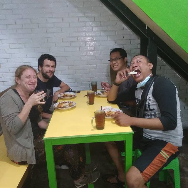 Edu Lahar Pragowo bersama wisatawan mancanegara.