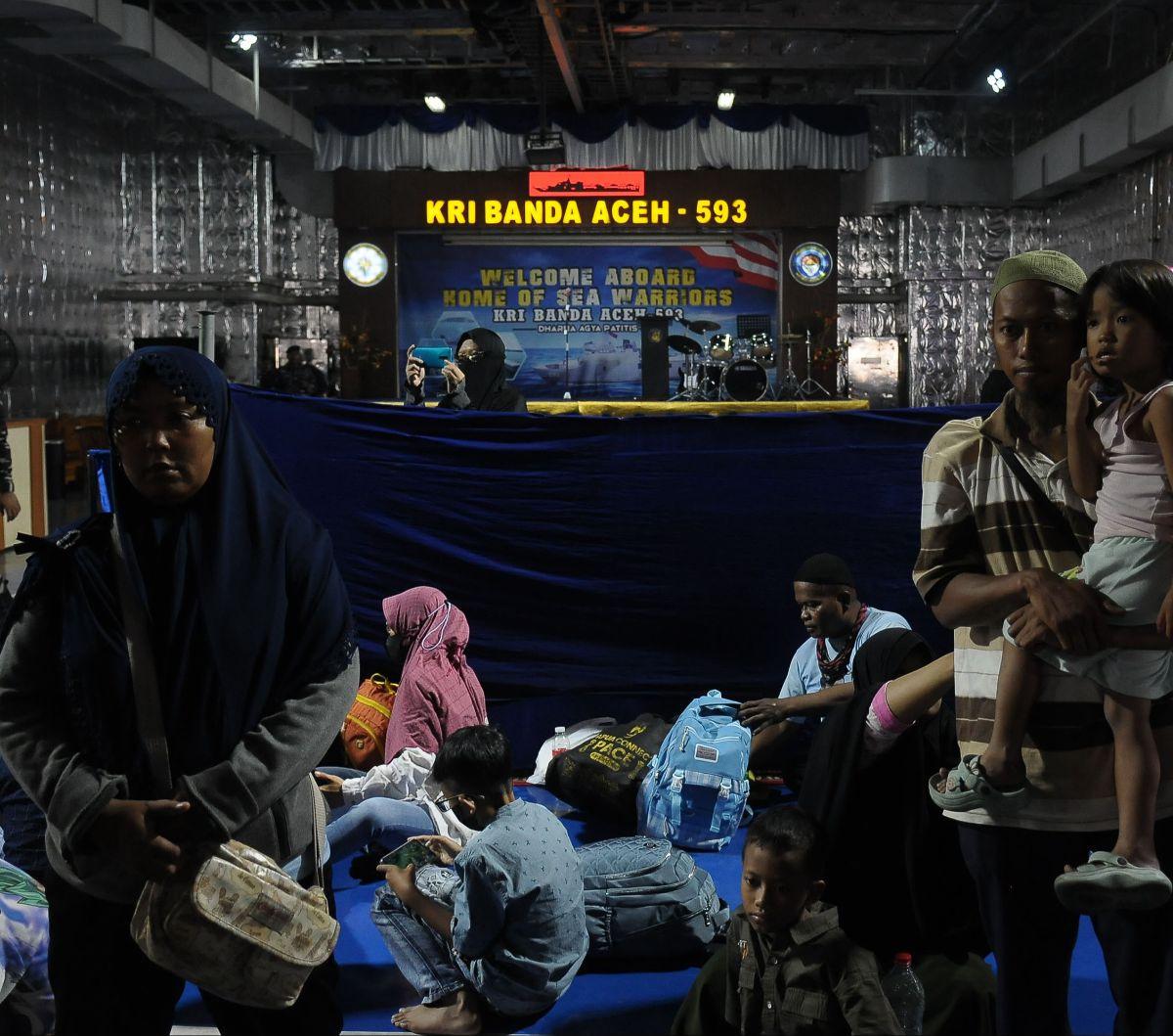 TNI Angkatan Laut (AL) menggelar mudik gratis menggunakan kapal perang KRI Banda Aceh-593 dengan keberangkatan dari&nbsp;Mako Kolinlamil, Jakarta Utara, Jumat (5/4/2024). Kegiatan mudik gratis ini menempuh perjalanan menuju Semarang dan Surabaya.&nbsp;Mer