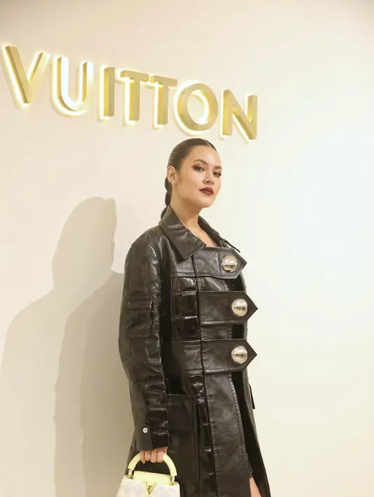 Gayanya terlihat begitu edgy dan dominan diimbangi dengan makeup bold yang terlihat pad alipstik burgundy. [Foto: ISTIMEWA]