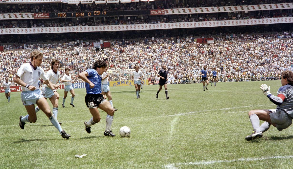Penyerang Argentina, Diego Maradona, mencetak gol ke gawang Inggris pada laga perempat final Piala Dunia 1986 di Meksiko, (29/6/1986). (Photo by - / AFP)