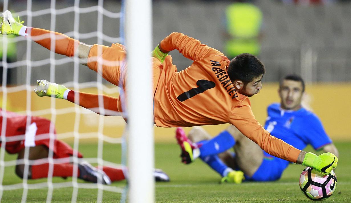 Shahrudin Magomedaliev. Kiper Azerbaijan berusia 27 tahun yang kini memperkuat Qarabag FK, mencatat 45 kali saves dan kebobolan 18 gol dari total 8 laga di Kualifikasi Piala Dunia 2022 Grup A. Dengan koleksi 1 poin dari 8 laga, Azerbaijan berada di posisi ke-5 alias juru kunci. (AFP/Benjamin Cremel)