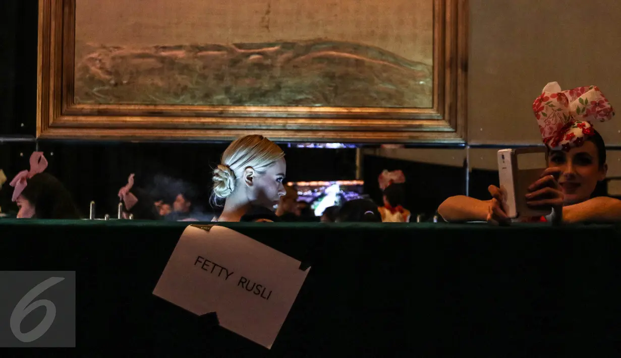 Model saat di ruang ganti sebelum pagelaran busana karya desainer Fetty Rusli di Hotel Mulia Senayan Jumat (26/02). Menurut Fetty, taman labirin menggambarkan pencarian cinta seorang gadis yang penuh liku. (Liputan6.com/Fery Pradolo)