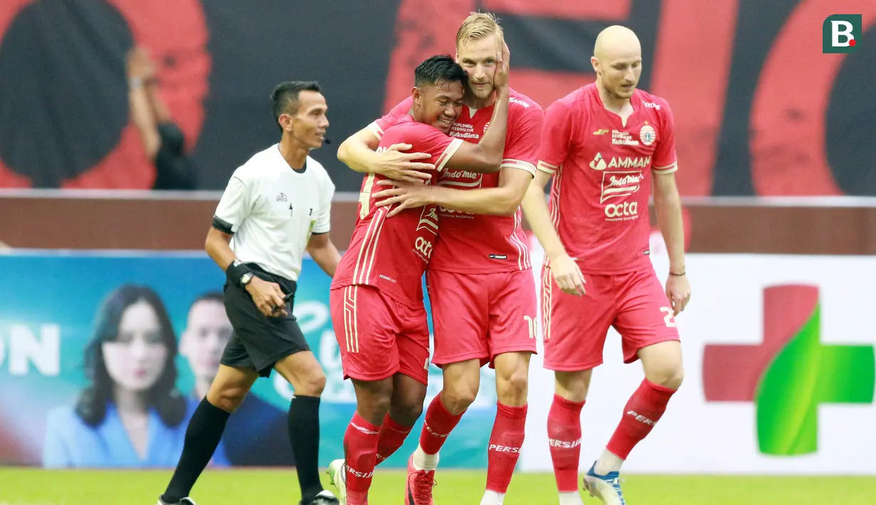 Para pemain Persija Jakarta merayakan gol yang dicetak oleh Hanno Behrens (tengah) ke gawang Rans Nusantara FC pada laga persahabatan antara Persija Jakarta menghadapi Rans Nusantara FC di Stadion Wibawa Mukti, Cikarang, Sabtu (16/7/2022). (Bola.com/M Iqbal Ichsan)