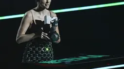 Taylor Swift saat meraih penghargaan untuk "Best Longform Video" selama MTV Europe Music Awards 2022 di Düsseldorf, Jerman (13/11/2022). Ini adalah kemenangan kedua Swift untuk Best Video. Dia menang tiga tahun lalu untuk 'ME!' yang merupakan kolaborasi dengan Brendon Urie. (AFP/Sascha Schuermann)