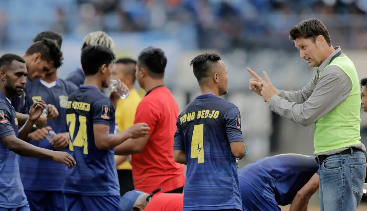 Pelatih Persiba, Timo Scheunemann, memberikan instruksi saat melawan Persela pada laga Piala Presiden 2017 di Stadion Si Jalak Harupat, Jawa Barat, Senin (6/2/2017). Persiba menang 1-0 atas Persela. (Bola.com/Peksi Cahyo)