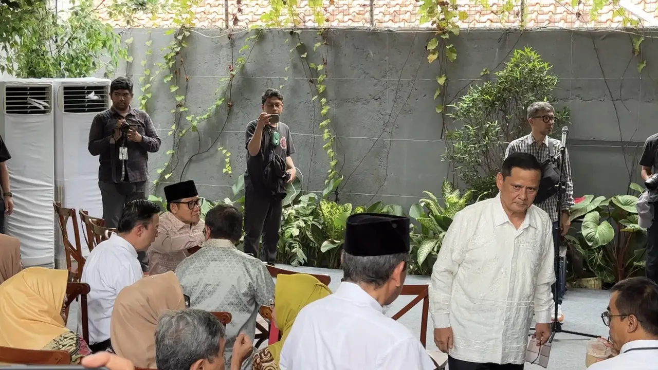 Mantan Kadivhubinter Irjen Napoleon Bonaparte (kanan) agenda halal bihalal yang juga momen pembubaran tim di Pendopo Anies Baswedan, kawasan Lebak Bulus, Jakarta (Liputan6.com/Nanda Perdana Putra)