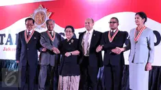 Pendiri Yayasan Pendidikan Soekarno (YPS), Rachmawati Soekarnoputri berjabat tangan dengan Mantan PM Malaysia Mahatir Mohamad (kedua kiri) usai penyerahan Anugerah Tanda Kehormatan Star of Soekarno di Jakarta, Minggu (27/9). (Liputan6.com/Herman Zakharia)