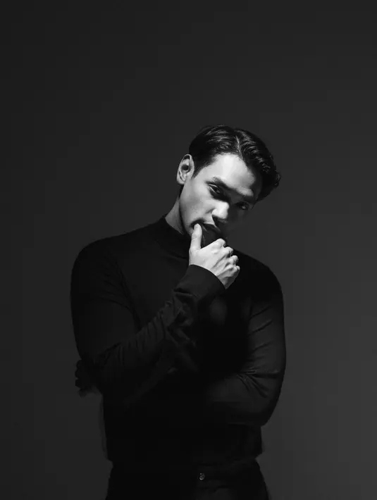 Di hari bahagianya, dia membagikan enam fotonya yang bernuansa hitam putih di akun instagram [Instagram/afgan__]