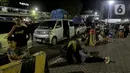 Aktivitas sejumlah pemudik saat sedang menunggu waktu masuk ke dalam kapal penyeberangan di Pelabuhan Merak, Banten, Jumat (28/3/2025). (Liputan6.com/Herman Zakharia)