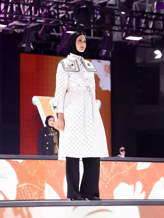 Sepatu hitam dengan ornamen emas semakin menambah kesan klasik nan modern.   [@vivizubedi].