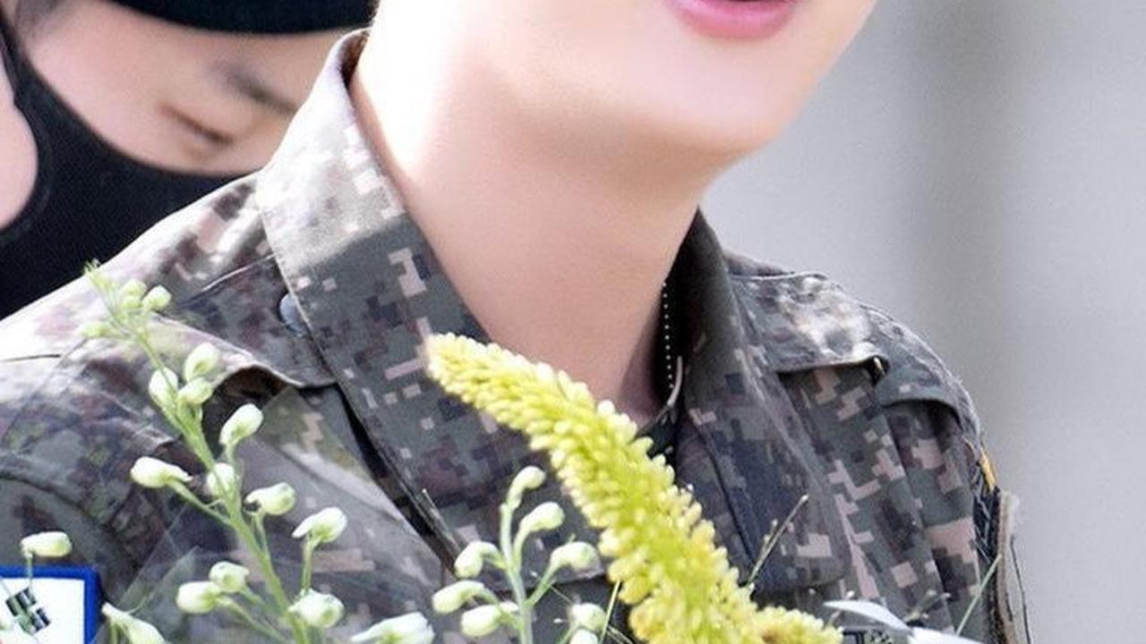 Setelah Jin, member BTS yang dijadwalkan akan menyelesaikan wamil selanjutnya adalah Jung Hoseok alias J-Hope pada bulan Oktober yang akan datang.<br>