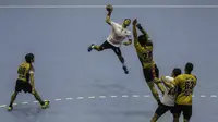 Atlet bola tangan Indonesia, Bagas, berusaha memasukan bola saat melawan Hongkong pada laga Grup C Asian Games di GOR Popki, Jakarta Timur, Senin (13/8/2018). Indonesia kalah 17-40 atas Hongkong. (Bola.com/Vitalis Yogi Trisna)