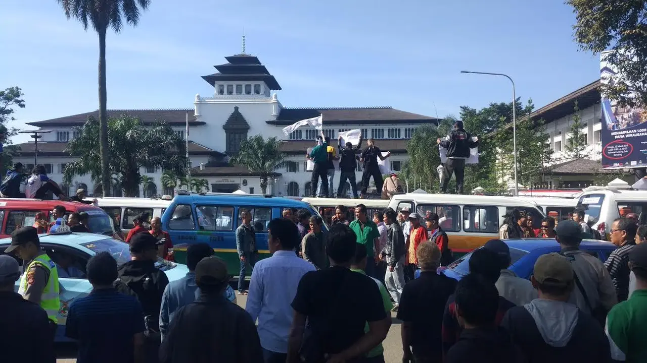 Demo Ojek dan Taksi Online di Bandung