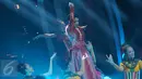 Penampilan memukau Shiha Zikir, finalis asal Malaysia, dalam Grand Final D'Academy Asia 2015 Result Show di Studio 5 Indosiar, Jakarta, Selasa (29/12). (Liputan6.com/Herman Zakharia)