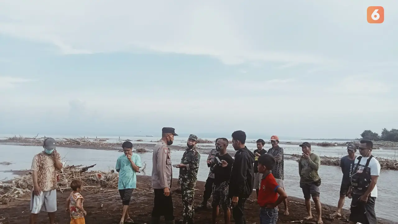 Tim SAR Banyuwangi mencari seorang kakek yang hilang. (Hermawan Arifianto/Liputan6.com)