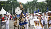 Aksi marching band IPDN memainkan alat musik trompet dan baritone horn pada upacara peringatan HUT Korpri ke 45 di Silang Monas, Jakarta,  Selasa (29/11). Pada peringatan tersebut, Presiden Jokowi menjadi Inspektur Upacara. (Liputan6.com/Faizal Fanani)