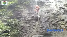 Butuh waktu dua jam untuk membawa para korban yang tewas di dasar jurang ke permukaan.