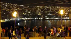 Warga berdiri dan melihat ke laut di Bukit Cerro Barron di kota Valpraiso usai gempa 8,3 SR, Chile, Rabu (16/9).  Menurut laporan dari otoritas setempat, gempa itu berpotensi memicu tsunami yang akan melanda Chile dan Peru.  (REUTERS/Rodrigo Garrido)