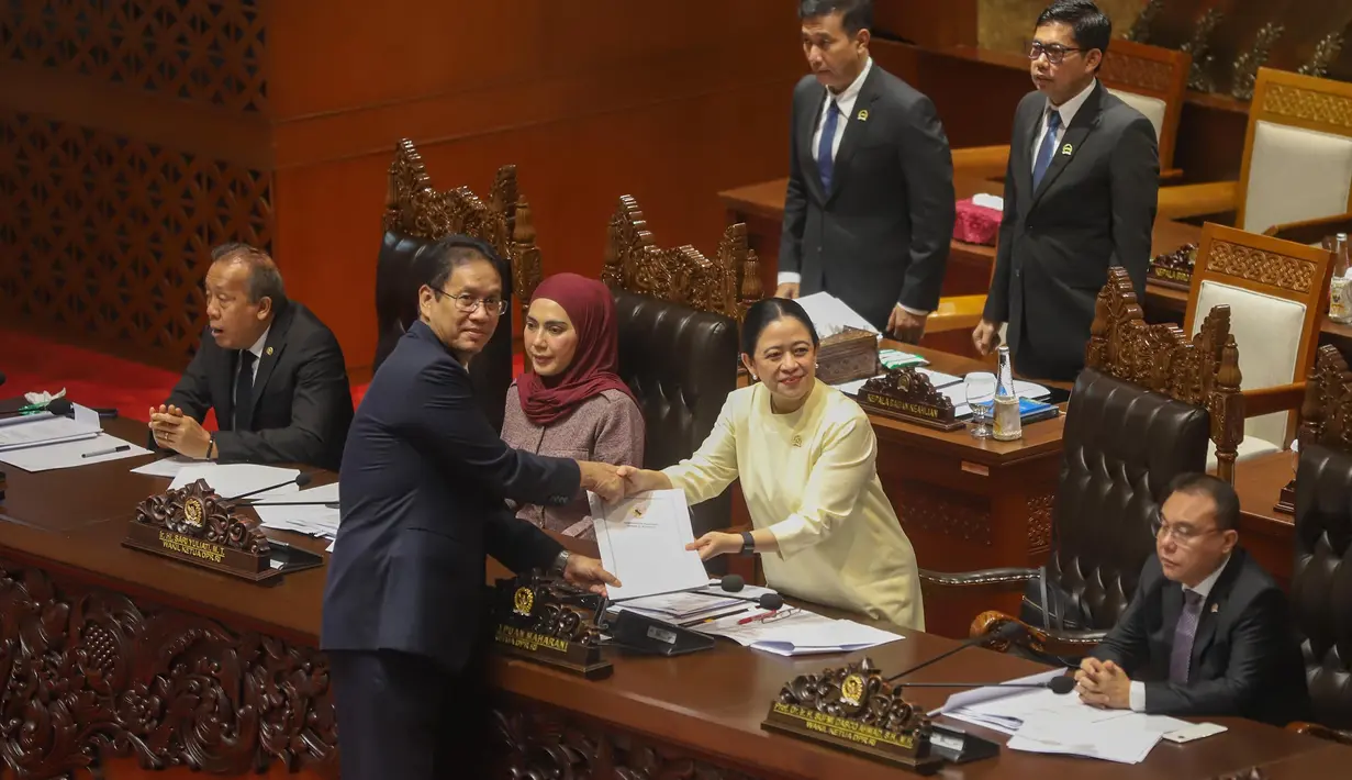 Menteri Keuangan Purbaya Yudhi Sadewa saat menyerahkan berkas pendapat akhir kepada  Ketua DPR RI Puan Maharani pada rapat paripurna pengesahan Undang-Undang Pusat Finansial Internasional Indonesia (PFII) di Kompleks Parlemen, Senayan, Jakarta, Selasa (21/07/2026). (KLY/Arie Basuki)