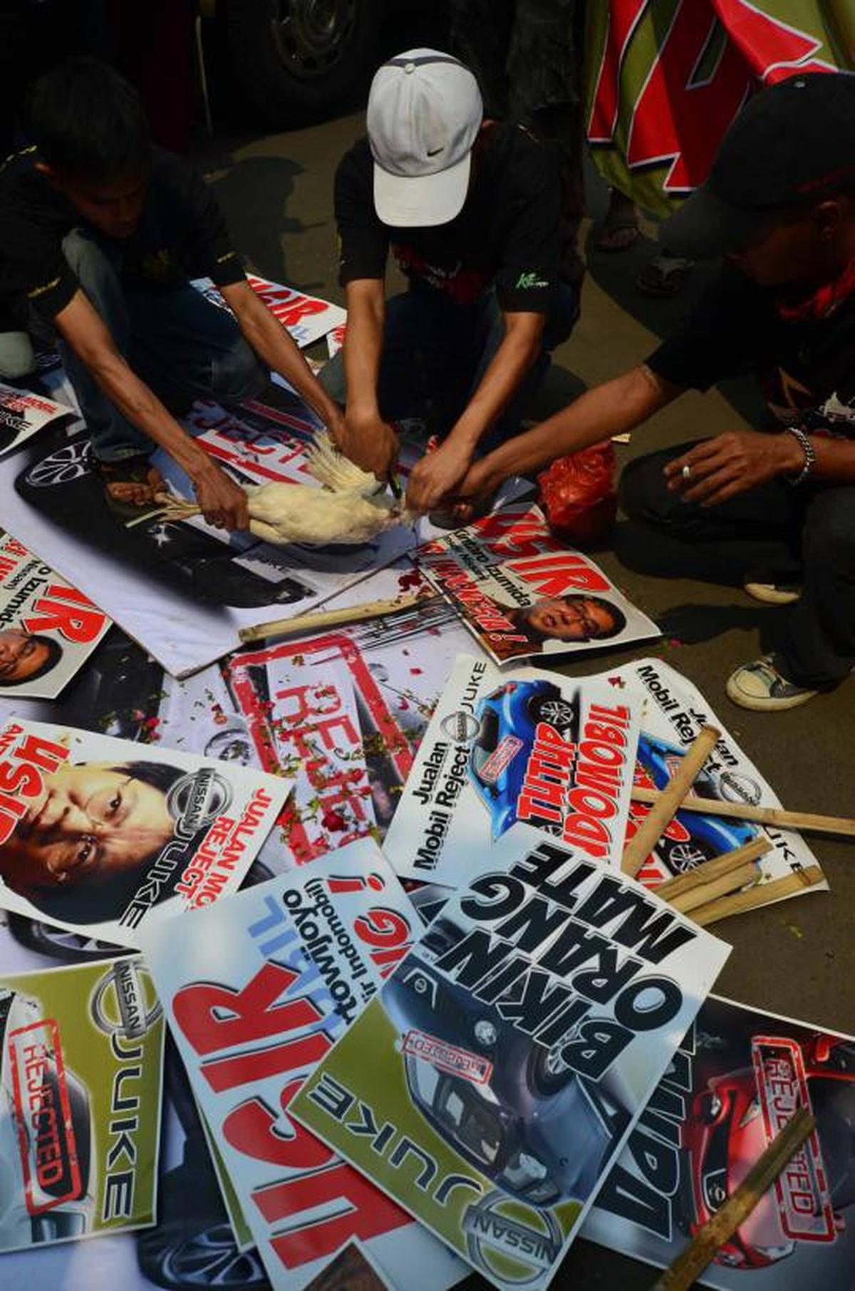 Protes Juke, massa gelar aksi potong ayam putih