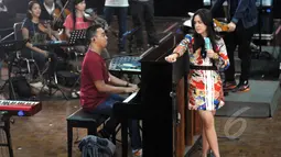 Raisa tampak berlatih dengan semua musisi pendukungnya menjelang konser tungal perdananya "Pemeran Utama", di kawasan Fatmawati, Jakarta, Rabu (20/5/2015). (Liputan6.com/Panji Diksana)