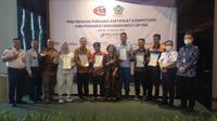 Lembaga Sertifikasi Profesi Ekosistem Multimoda Indonesia (LSP EMI) menyerahkan Sertifikat Kompetensi kepada sejumlah pelaku di bidang multimoda dan logistik di Jakarta, Rabu (8/2/2023). (Ist)