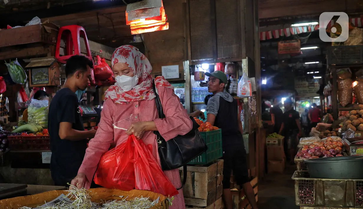 Seorang pembeli memilih sayur toge di Pasar Senen, Jakarta, Jumat (16/9/2022). Pemerintah memprediksi laju inflasi sebesar 1,38% pada September 2022. Adapun prediksi ini akibat kenaikan harga bahan bakar minyak (BBM). Kementerian Keuangan mengatakan laju inflasi akan kembali normal pada November 2022. (Liputan6.com/Angga Yuniar)