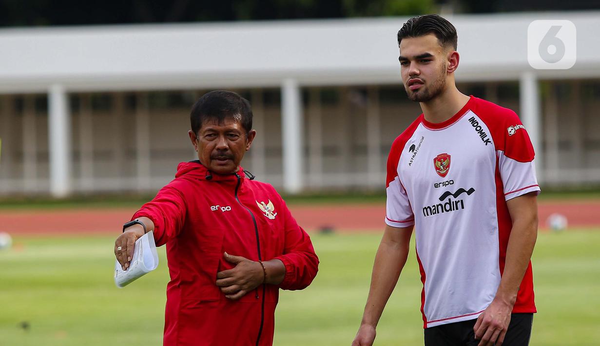 Pelatih Timnas Indonesia U-20, Indra Sjafri berbincang dengan Jens Raven disela-sela sesi latihan terbuka di Stadion Madya, Kompleks Gelora Bung Karno, Senayan, Jakarta, Rabu (15/1/2025). (Liputan6.com/Angga Yuniar)