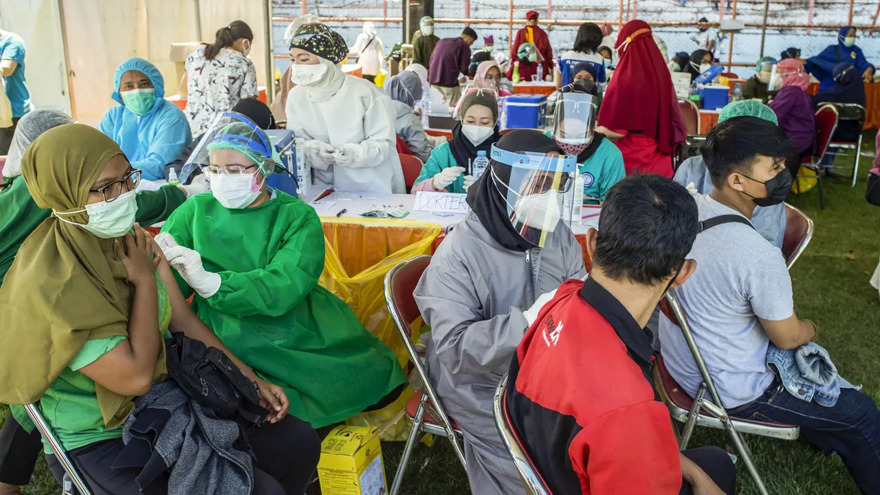 FOTO: Klinik Vaksinasi COVID-19 Massal Darurat di Surabaya